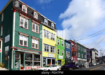 St. John's, NL, Kanada - 12 August, 2018: eine Reihe von bunten Geschäften auf Duckworth Street. St. John's ist die älteste Stadt in Nordamerika, und viele der t Stockfoto