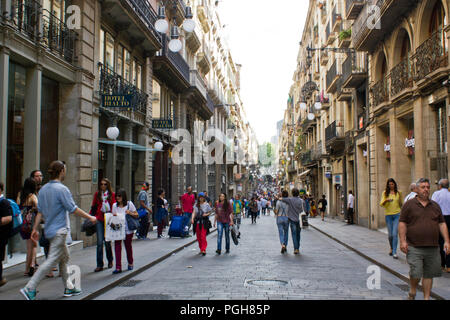 Menschen zu Fuß auf den Straßen von Barcelona Stockfoto