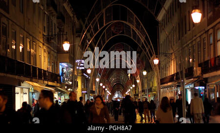 Weihnachtsbeleuchtung Dekoration und Menschen, die während der Weihnachtszeit zu Fuß Stockfoto