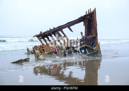 Wrack des Schiffes Peter Iredale am Fort Stevens State Park, Hammond, Indiana, USA, Stockfoto
