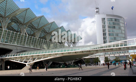 Die Menschen wandern vor dem Gare do Oriente (Orient) in Lissabon Stockfoto