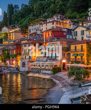 Blick in die schöne Varenna am Abend, am Comer See, Lombardei, Italien. Stockfoto