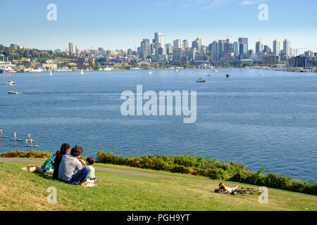 Blick von grassy Knoll auf den Union See von Gas Park in der Innenstadt von Seattle, USA Stockfoto