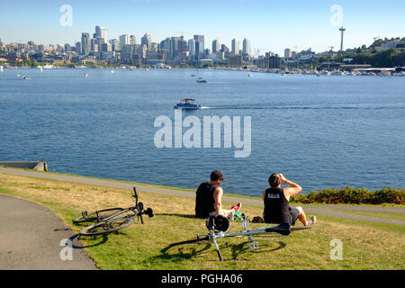 Blick von grassy Knoll auf den Union See von Gas Park in der Innenstadt von Seattle, USA Stockfoto