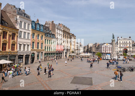 Lille, Frankreich - 15. Juni 2018: die Menschen zu Fuß in der Place du Général de Gaulle, genannt auch Grand Place oder Hauptplatz. Stockfoto