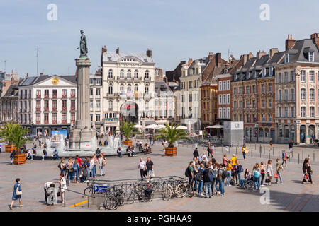 Lille, Frankreich - 15. Juni 2018: die Menschen zu Fuß in der Place du Général de Gaulle, genannt auch Grand Place oder Hauptplatz. Stockfoto