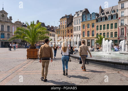 Lille, Frankreich - 15. Juni 2018: die Menschen zu Fuß in der Place du Général de Gaulle, genannt auch Grand Place oder Hauptplatz. Stockfoto