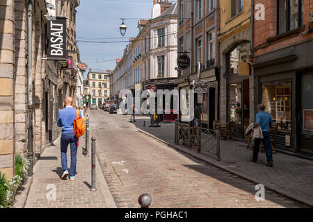 Lille, Frankreich - 15. Juni 2018: gepflasterte Straße Rue Lepelletier, im historischen Viertel Vieux Lille entfernt Stockfoto