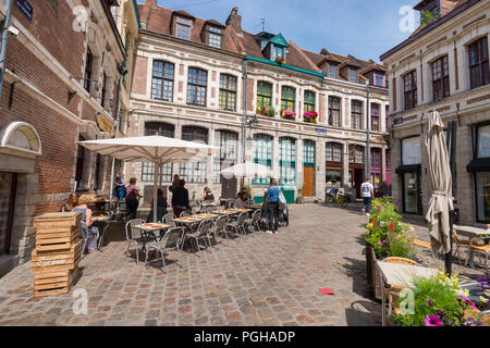 Lille, Frankreich - 15. Juni 2018: Gepflasterter Platz "Place de oignons", im historischen Viertel Vieux Lille entfernt Stockfoto