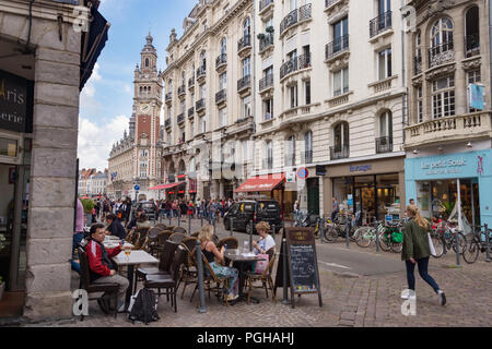 Lille, Frankreich - 15. Juni 2018: die Menschen zu Fuß auf Pierre Mauroy Straße. Glockenturm der Chambre de Commerce im Hintergrund. Stockfoto