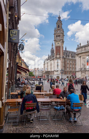 Lille, Frankreich - 15. Juni 2018: die Menschen zu Fuß auf Pierre Mauroy Straße. Glockenturm der Chambre de Commerce im Hintergrund. Stockfoto