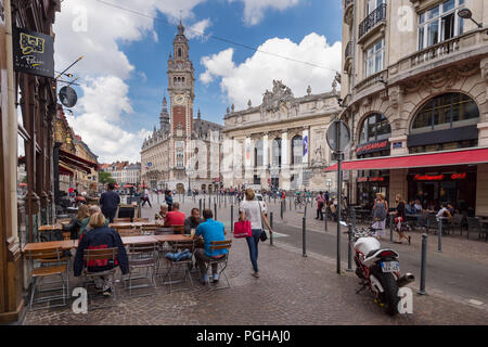 Lille, Frankreich - 15. Juni 2018: die Menschen zu Fuß auf Pierre Mauroy Straße. Glockenturm der Chambre de Commerce im Hintergrund. Stockfoto