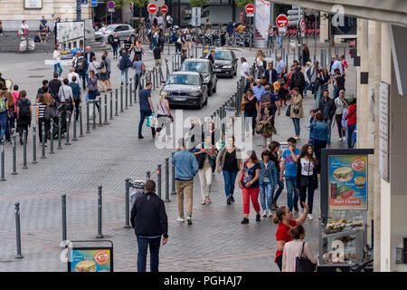 Lille, Frankreich - 15. Juni 2018: Fußgänger gehen auf die Rue des Manneliers Straße. Stockfoto