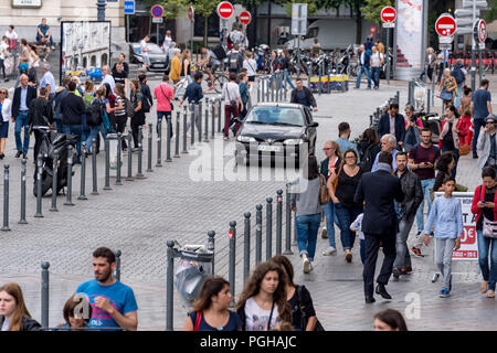 Lille, Frankreich - 15. Juni 2018: Fußgänger gehen auf die Rue des Manneliers Straße. Stockfoto