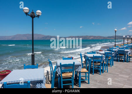 Griechische Taverne am Meer in Kissamos, Kreta Stockfoto