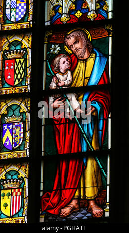 Glasmalereien in der Basilika des Heiligen Blutes in Brügge, Belgien, Darstellung der Hl. Josef mit dem Jesuskind Stockfoto