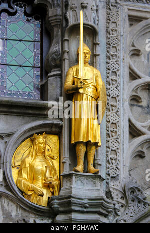 Statue von Thierry oder Diederik, Graf von Flandern und berühmten Kreuzfahrer im 11. Jahrhundert, in der Basilika des Heiligen Blutes in Brügge, Belgien. Stockfoto