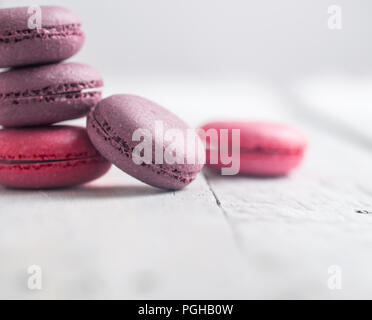 Gruppe der Macarons aus Erdbeeren, Sahne, Schokolade und Heidelbeeren. Rustikale Foto. Makro. Stockfoto