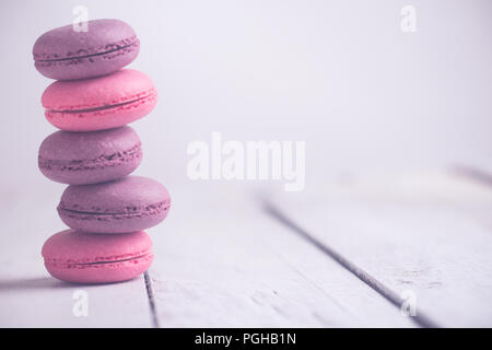 Gruppe der Macarons aus Erdbeeren, Sahne, Schokolade und Heidelbeeren. Rustikale Foto. Makro. Stockfoto