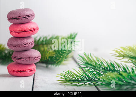 Gruppe der Macarons aus Erdbeeren, Sahne, Schokolade und Heidelbeeren. Rustikale Foto. Weihnachtliche Stimmung. Urlaub. Stockfoto