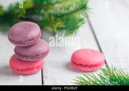 Gruppe der Macarons aus Erdbeeren, Sahne, Schokolade und Heidelbeeren. Rustikale Foto. Weihnachtliche Stimmung. Urlaub. Stockfoto