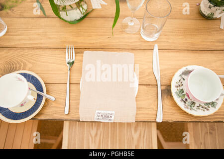 Tabellen mit Vintage/retro Geschirr für Afternoon Tea Party Hochzeit Set Stockfoto