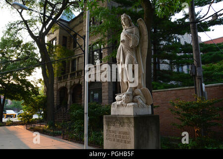 Statue des Erzengels Michael vor dem Eingang der St. Michael's Catholic Church in Chicago's Altstadt Nachbarschaft. Stockfoto