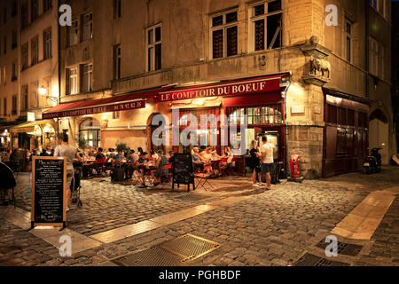 LYON, Frankreich - 21 August 2018: Bunte saint Jean Viertel in der Altstadt von Lyon, die berühmte und typische Altstadt der Stadt Lyon in der Nacht. Die Menschen auf der Stockfoto