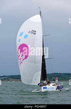 Segelyacht Quallen GBR 2729 R eine Jeanneau Sunfast 3600 konkurriert bei der Cowes Week Regatta vor der Küste der Isle of Wight Stockfoto