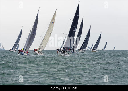 Schließen Racing bei der Cowes Week Yacht Regatta veranstaltet jeden Sommer in den Solent vor der Küste der Isle of Wight. Stockfoto