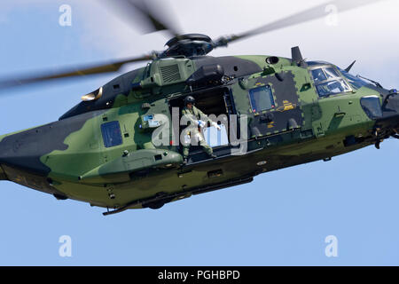 Finnische Armee NH90 Hubschrauber crewman demonstriert die Zahnseide Tanz, während Sie den Mauszeiger über das Display Zeile an der Royal International Air Tattoo Stockfoto