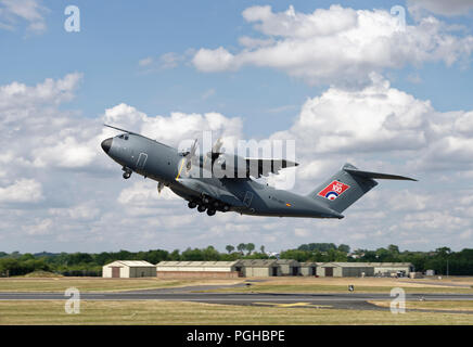 Airbus A400M Atlas Militärische Transportflugzeuge nimmt seine Anzeige an der Royal International Air Tattoo zu Proben Stockfoto