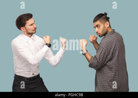 Profil Seitenansicht von zwei verärgerte Boxer Geschäftsmann, der anderen Suchen mit ernsten Gesicht und bereit zum Angriff. Krise und Partnerschaften problem. indoor Stockfoto