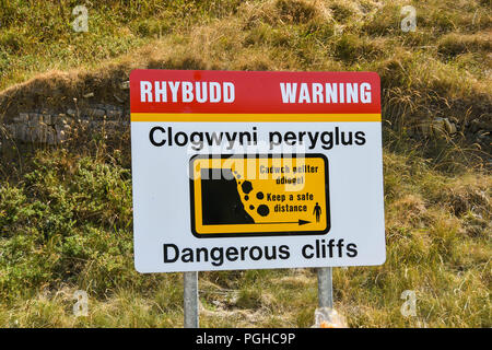 Nahaufnahme von Zeichen Warnung Besucher Llantwit Major der Gefahr von Steinschlag, aus dem Felsen über dem Strand. Stockfoto