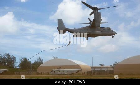 OAHU - US-Marines mit Lima Company, Bataillon Landung Team 3/1, 13 Marine Expeditionary Unit (MEU), schnelle-Seil aus einer MV-22 B Osprey, Marine Medium Tiltrotor Squadron 166 verstärkt, 13. MEU, während sustainment Übung, 21. Juli 2018. Dieses Training erlaubt Marinesoldaten und Matrosen zu Fähigkeiten während eines umfassenden 6-Monats predeployment Ausbildung Zyklus entwickelt Sustain und umfasst die Planung und Ausführung von Ship-to-shore Operationen, Unternehmen mittleren Hubschrauber und Amphibische Angriffe, die Bekämpfung der Treffsicherheit und Konvois. Das Essex Amphibious Ready Gruppe/MEU Team ist eine starke, flexible Stockfoto