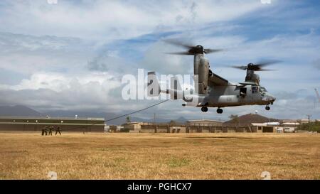 OAHU - US-Marines mit Lima Company, Bataillon Landung Team 3/1, 13 Marine Expeditionary Unit (MEU), Kontrolle ein Seil nach Abschluss einer fast-Seil aus einer MV-22 B Osprey, Marine Medium Tiltrotor Squadron 166 verstärkt, 13. MEU, während sustainment Übung, 21. Juli 2018. Dieses Training erlaubt Marinesoldaten und Matrosen zu Fähigkeiten während eines umfassenden 6-Monats predeployment Ausbildung Zyklus entwickelt Sustain und umfasst die Planung und Ausführung von Ship-to-shore Operationen, Unternehmen mittleren Hubschrauber und Amphibische Angriffe, die Bekämpfung der Treffsicherheit und Konvois. Das Essex amphibischen bereit, Gr Stockfoto