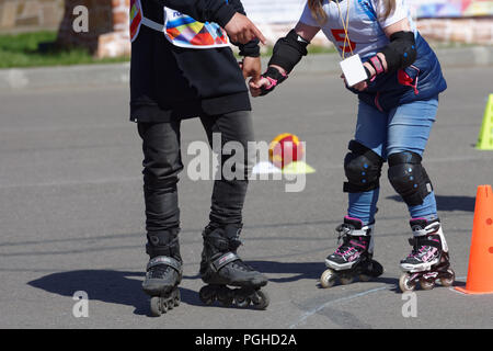 St. Petersburg, Russland - 30. Mai 2018: Behinderte Kinder mit Unterstützung der Ausbilder nimmt an den Wettkämpfen startet der Träume. Rollen. 32 deaktivieren Stockfoto
