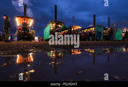 Dampf Enthusiasten Licht sind, die verschiedenen Burrell und Garrett Showman Motoren während des vierten Abend der Great Dorset Steam Fair, wo Hunderte von Zeitraum dampfbetriebene Zugmaschinen und schwere mechanische Ausrüstung aus allen Epochen für die jährlichen Erscheinen am 23. bis 27. August 2018 zu sammeln, zu 50 Jahren feiern. Stockfoto