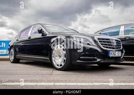 VILNIUS, LITAUEN - 26. AUGUST 2018: Schwarz 2018 Mercedes-Benz S 500 Maybach 4 M X 222 auf den Straßen der Stadt. Stockfoto