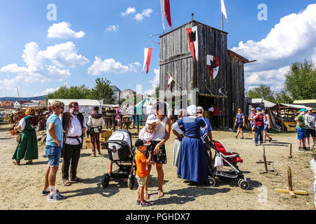 Furth im Wald Höhle Gladium Besucher Mittelalterfest Bayern Deutschland Festivals Menschen historische Festspielszene Deutsche Geschichte Bayern Menschen Stockfoto