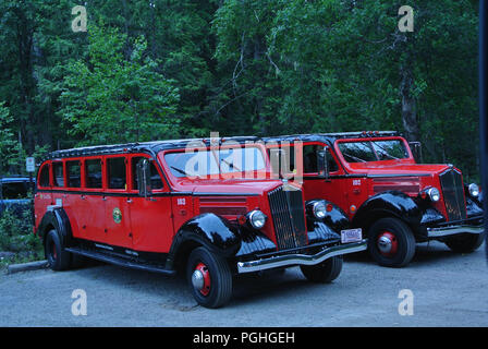 Ein paar historischen Roten Störsender im Glacier National Park Stockfoto