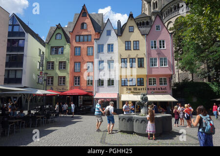 Farbenfrohe Gebäude der alten fishmarkt (Fischmarkt) im Straßenbild von Köln Deutschland Stockfoto