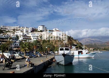 Griechenland, Kreta, das Fischerdorf Agia Galini an der Südküste. Fischerboote angedockt in der narbour Stockfoto