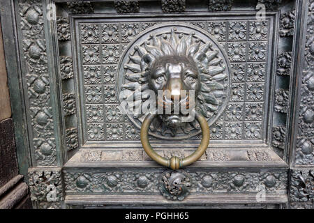 Lion metal Türklopfer am Kölner Dom Stockfoto