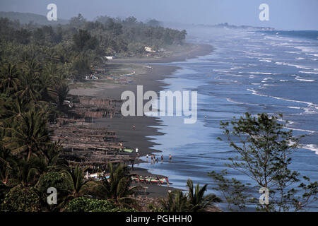 Fischer push Holzboot bis Sandstrand von Playa El Cuco, El Salvador Stockfoto
