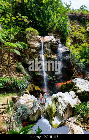 Familie von Mutter und Tochter Spaß schwimmen in Sapphire Wasserfälle auf St. Lucia Insel in der Karibik Stockfoto