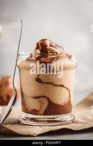 Vegane Schokolade Eis im Glas. Gesunder Nachtisch. Saubere Konzept essen. Stockfoto