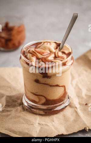 Vegane Schokolade Eis im Glas. Gesunder Nachtisch. Saubere Konzept essen. Stockfoto