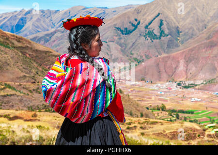 Jungen indigenen Quechua Mädchen an das Heilige Tal der Inka in den Anden in der Inka Ruine von tipon in der Nähe der Stadt Cusco, Peru. Stockfoto