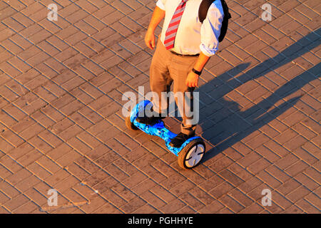 Unternehmer gehen auf Selbst zu arbeiten - Balancing scooter Stockfoto